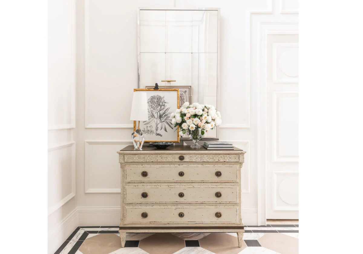 LARGE GUSTAVIAN 4-DRAWER COMMODE - Image 4
