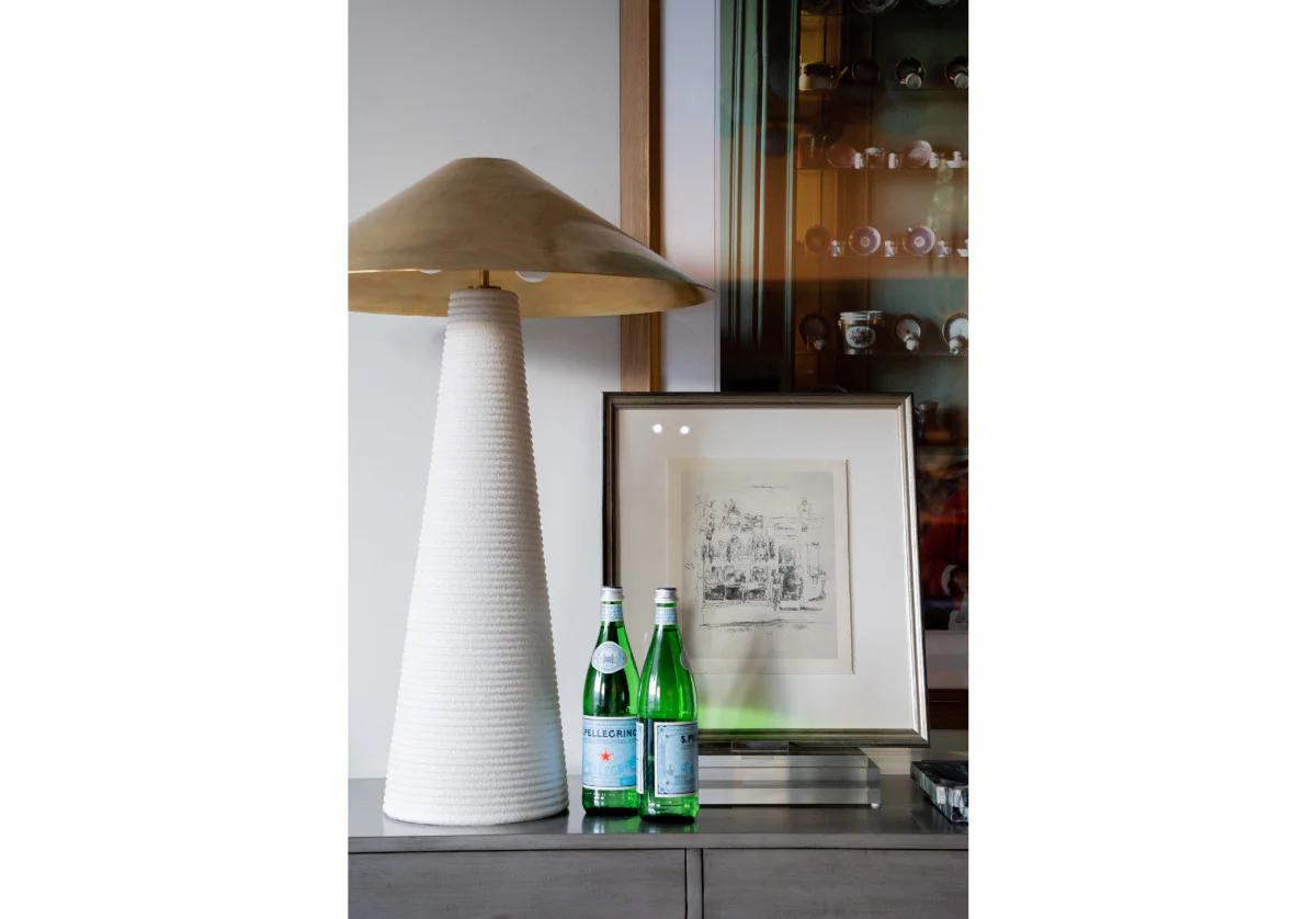 LUCITE GALERIE ART STAND - Image 10