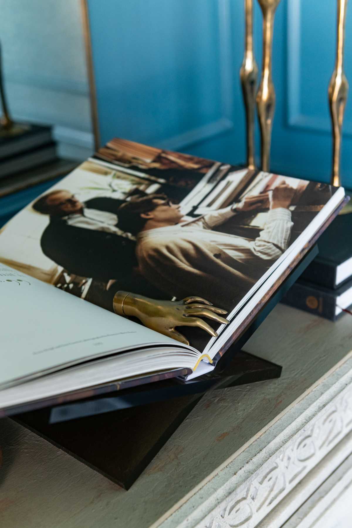 LUCITE GALERIE BOOK DISPLAY | Chocolate - Image 2